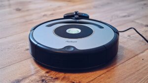 Robotstofzuiger op vloer