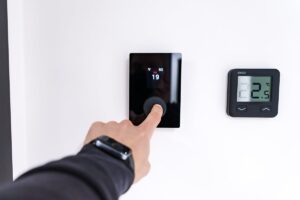 Slimme thermostaten op een witte wand